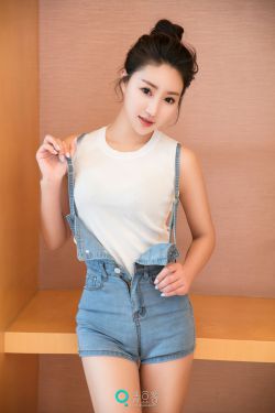 女人没有一件衣服的